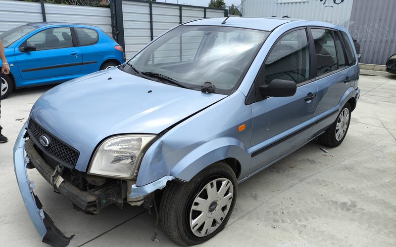 Voiture chargée sur un plateau après rachat et paiement